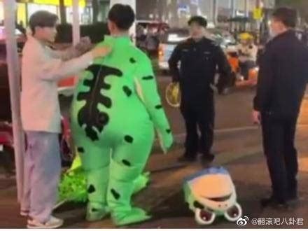 近日，网红“卖崽青蛙”上海“落网”！罚还是不罚？官方这样回应|上海市|网红|官方_新浪新闻