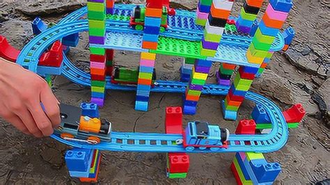 在长江边建铁路大桥，托马斯火车玩的很开心，乐高积木玩具