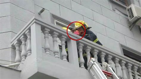 城事 _ 险！3岁女童从窗台摔出，所幸二楼阳台救命