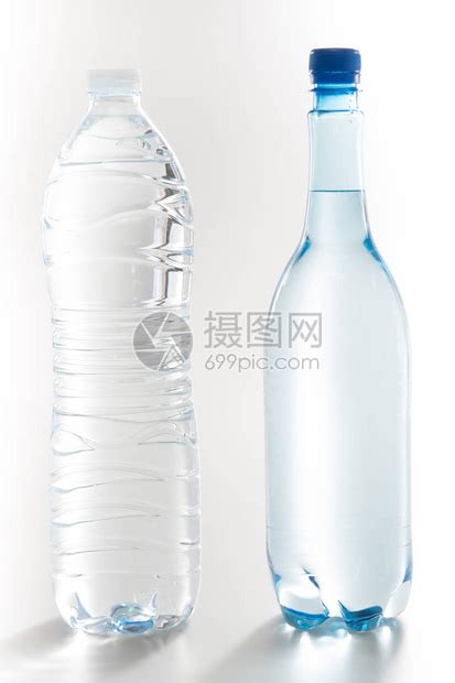 白色背景上的两个纯净水组塑料瓶高清图片下载-正版图片505239785-摄图网