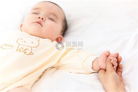 宝宝睡觉拉着妈妈的手高清图片下载-正版图片501532879-摄图网