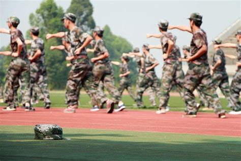 开学季，军训打响新生“开学第一课” - 图片新闻 - 山东省爱国主义教育基地