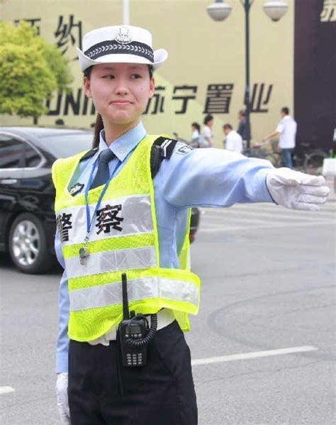 IU的警服造型好漂亮，很飒的IU警官__财经头条