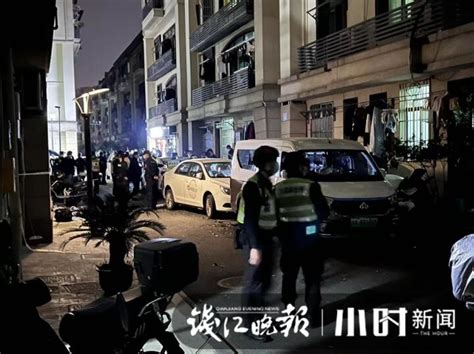 杭州城西益乐新村小区发生汽车撞人事件，目击者：车速太快，柱子都被撞歪了