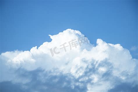 美丽的天空与云彩图片-蓝天下一大片的白云素材-高清图片-摄影照片-寻图免费打包下载