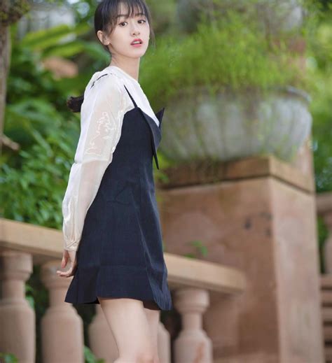 宝藏女孩袁冰妍，穿白色“初恋裙”嫩回18岁，太清新减龄了__财经头条