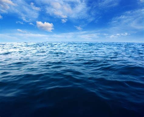天蓝色海面图片-蓝色的大海与天空素材-高清图片-摄影照片-寻图免费打包下载
