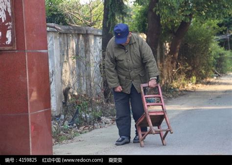 步履蹒跚的老人高清图片下载_红动中国