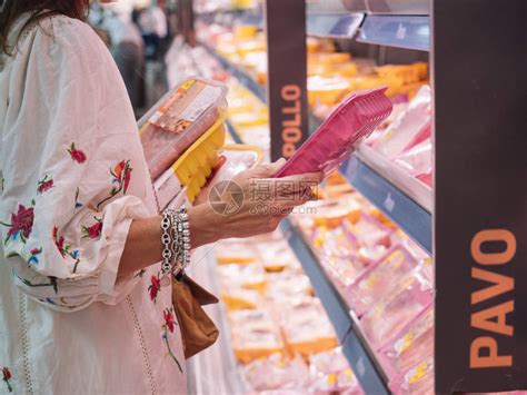 在超市买肉的女人高清图片下载-正版图片503246554-摄图网