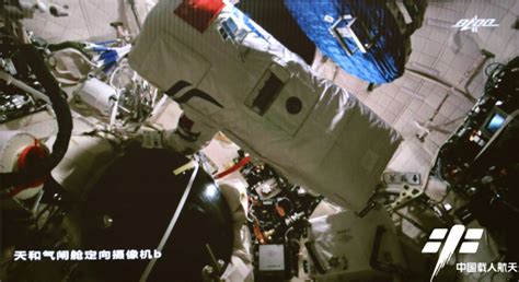 神舟十二号航天员出舱宇航服电池来自贵州！ - 封面新闻