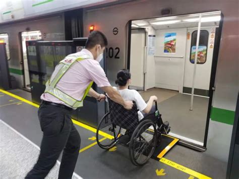 地铁站台与列车之间有缝隙？2号线淞虹路站首推“无障碍渡板”方便轮椅乘客 - 周到上海