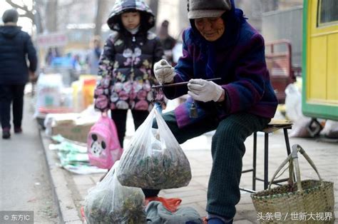 贵州81岁老奶奶冒雨卖菜，步行4公里收入只有7元钱，还收到过假钱|贵州|卖菜|老人_新浪新闻