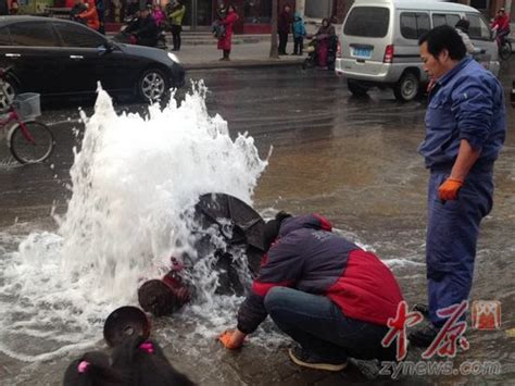 郑州一轿车倒车撞断消防栓 1米水柱喷涌20分钟--河南分网--人民网