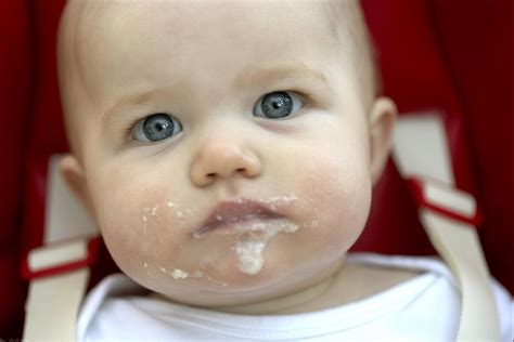 十几天的婴儿吐奶是怎么回事（新生宝宝经常吐奶）-幼儿百科-魔术铺