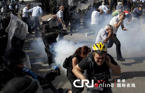 以色列阿拉伯城镇发生骚乱 阿拉伯人与警察街头对战(高清组图)_新闻中心_新浪网