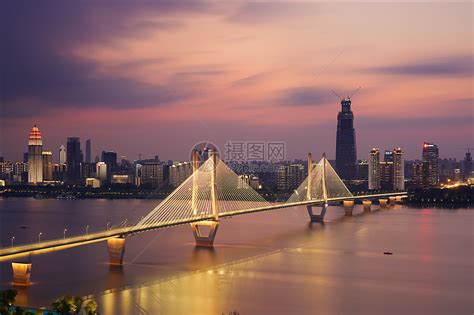 武汉夜色称得上是“独一无二”：汉口江滩璀璨夺目，有历史有风光__凤凰网