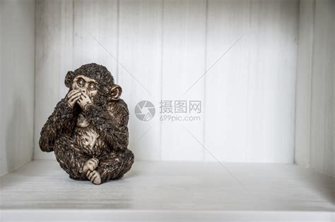 三猴子雕刻的三猴子巨雕听到声音在高清图片下载-正版图片507314987-摄图网