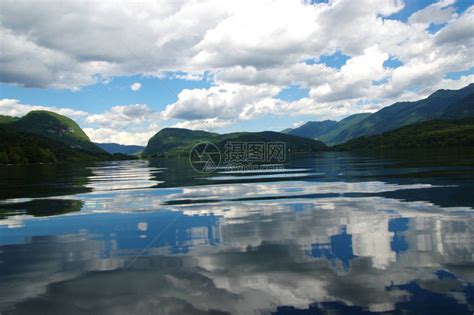 山上湖水清澈高清图片下载-正版图片505636362-摄图网