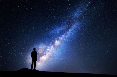 银河系的晚上带背包的女人的剪影山峰星空上的女孩天空星星女人徒步旅行夜风景与明亮的银河旅行者高清图片下载-正版图片300846756-摄图网