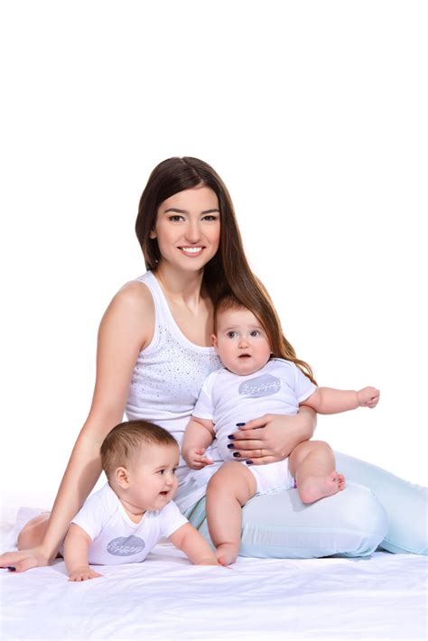 两个女儿和妈妈的肖像图片-抱着刚出生双胞胎婴儿的妈妈素材-高清图片-摄影照片-寻图免费打包下载