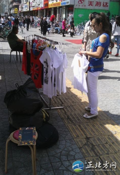 卖衣服的女人高清图片下载-正版图片501473975-摄图网