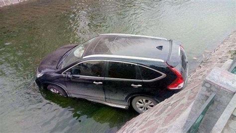 悲剧！江西女司机倒车坠入池塘，和老公孩子一起溺亡_绍兴网