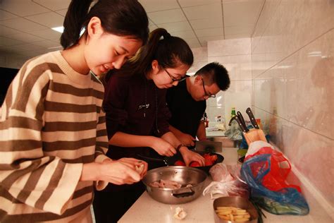 小学生在学校学习暑期烹饪培训课高清图片下载-正版图片502099199-摄图网