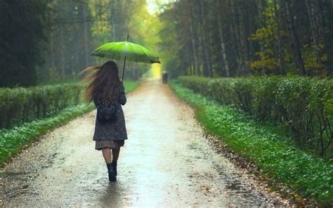 忧郁女性在雨中淋雨高清图片下载-正版图片502121996-摄图网