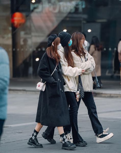 看了杭州街拍才明白：最普通的“全黑穿搭”，这么穿太洋气了 - 知乎