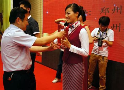 郑州44中礼仪社团以专业服务为郑州市最美教师献礼--郑州教育信息网