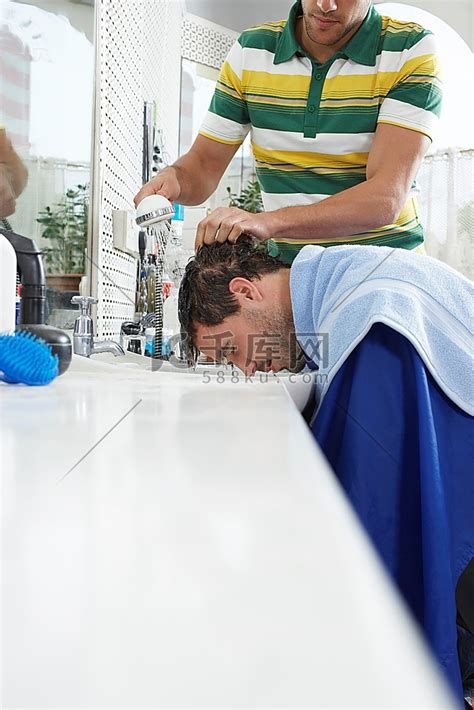 理发师在理发店给男人洗头高清摄影大图-千库网