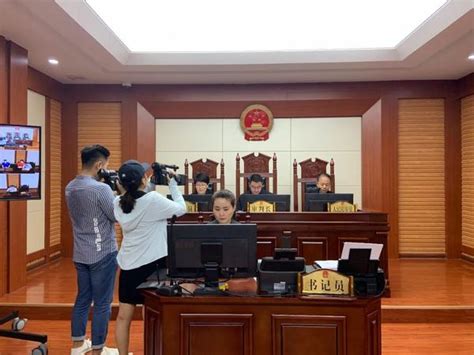 手机APP上看柳南法院庭审直播 - 法律资讯网