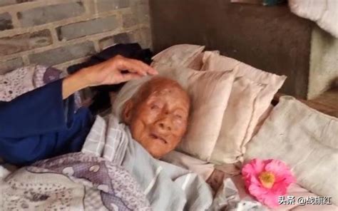 107岁烈士母亲熊八娣流泪颤抖行礼，向关心烈士烈属的人们致谢|退役军人|云南省|四川省_新浪新闻