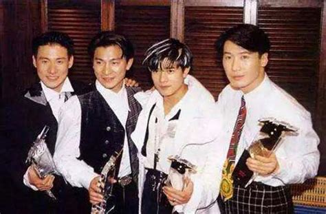 1990年香港十大劲歌金曲颁奖典礼，许多经典的画面都是出自这一年。