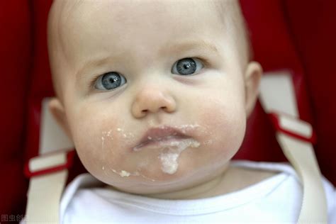 婴儿吃奶后喷射状呕吐（宝宝吐奶巧分辨）-幼儿百科-魔术铺