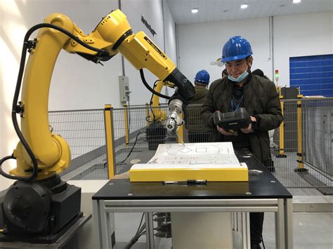 上海工业机器人培训学校有哪些(工业机器人是未来自动化工厂趋势)