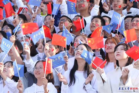 重庆人民广场举行升国旗仪式 市民同唱国歌庆元旦