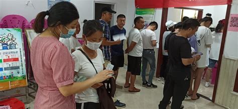 洪城路社区协助疾控中心为夜市从业人员集中办理健康证