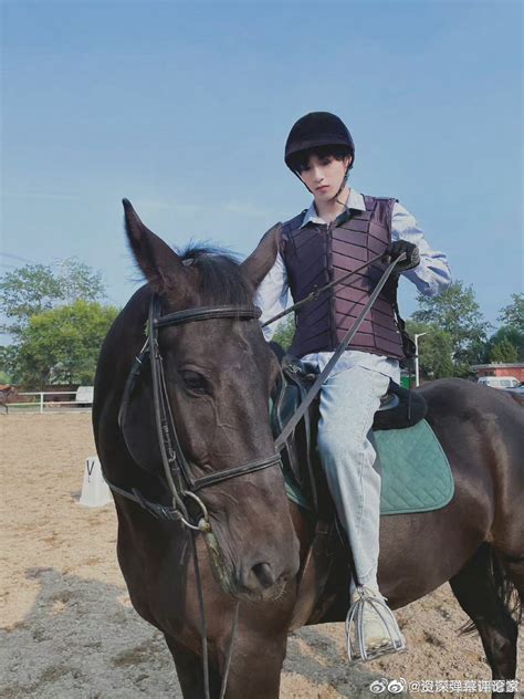 马场上骑马的帅气女孩高清图片下载-正版图片507676591-摄图网