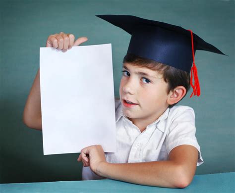 帅气的男孩带着毕业帽手中拿着一张白纸图片下载 - 觅知网