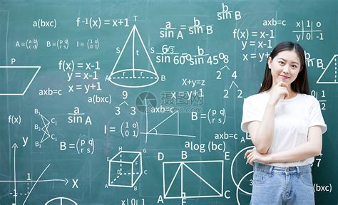初中生女生黑板做数学题高清图片下载-正版图片501634635-摄图网