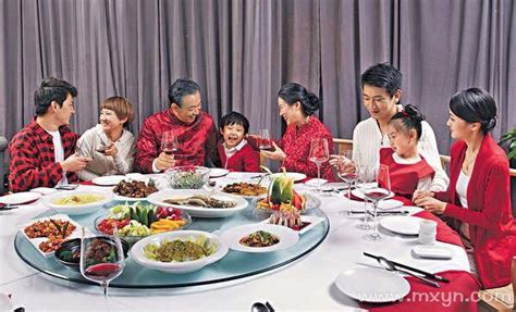 梦见一家人在一起吃饭是什么意思预兆 - 原版周公解梦大全