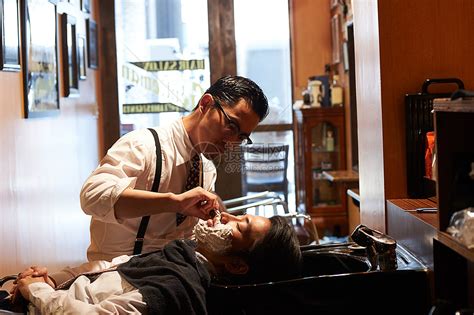 发廊理发师为男人提供理发剃须等服务高清图片下载-正版图片502091211-摄图网
