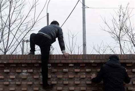 女大学生凌晨翻墙回校，被铁围栏刺伤屁股挂在围墙上-名城苏州新闻中心