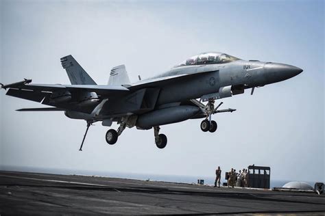 超级大黄蜂再变身！美海军接收首架第三代F/A-18战机_新浪图片