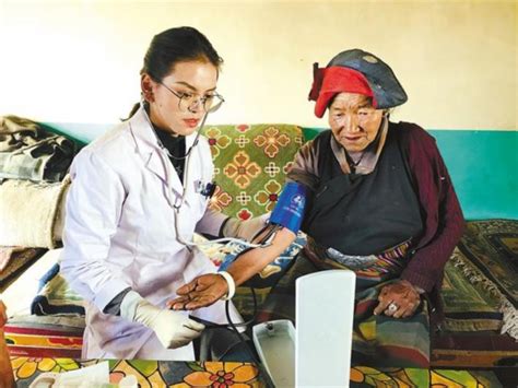 西藏日喀则市谢通门县：家庭医生 上门服务-民生网-人民日报社《民生周刊》杂志官网