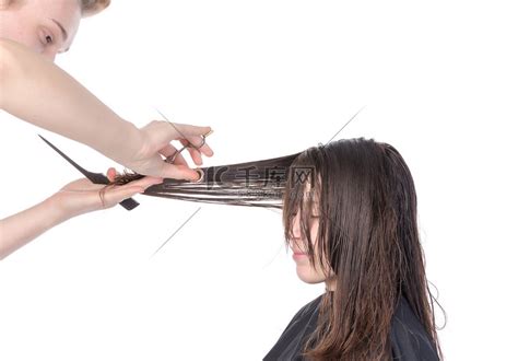 剪头发的年轻女人高清摄影大图-千库网