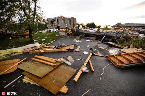 加拿大多地遭龙卷风袭击 房屋汽车被毁遍地狼藉