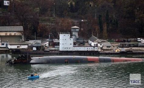 俄唯一航母发生火灾3天后 潜艇又在船厂里翻了|航母|潜艇_新浪新闻