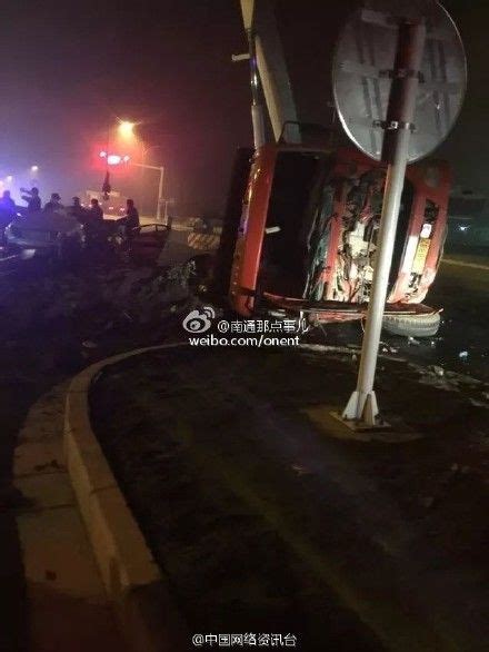 四川南充发生惨烈车祸2起 大货车压扁摩托车导致多人受伤_社会_长沙社区通